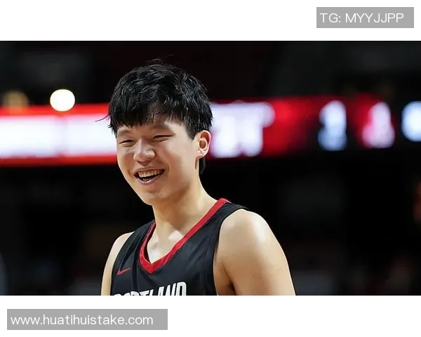 CBA赛场意外瞬间杨瀚森抢篮板时肘击加福德面部引发关注