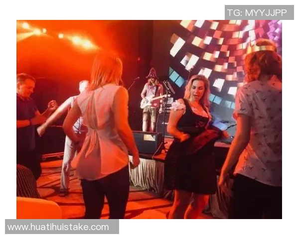 凯恩与妻子共享啤酒节欢乐时光为这一周的美好回忆添上完美句号