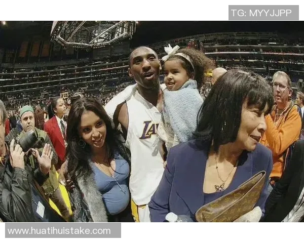 六年前的今天科比与女儿Gigi现场观赛用东契奇母语互喷垃圾话的温馨时刻